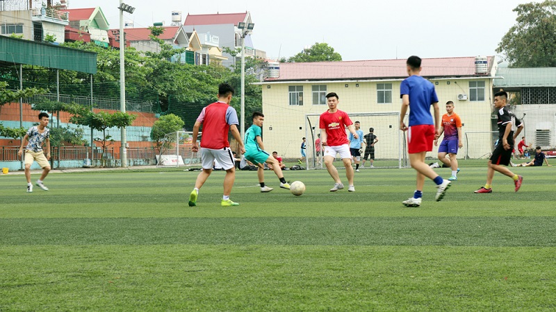 Sân bóng đá tại Hà Nội thu hút nhiều người đam mê bóng đá tham gia