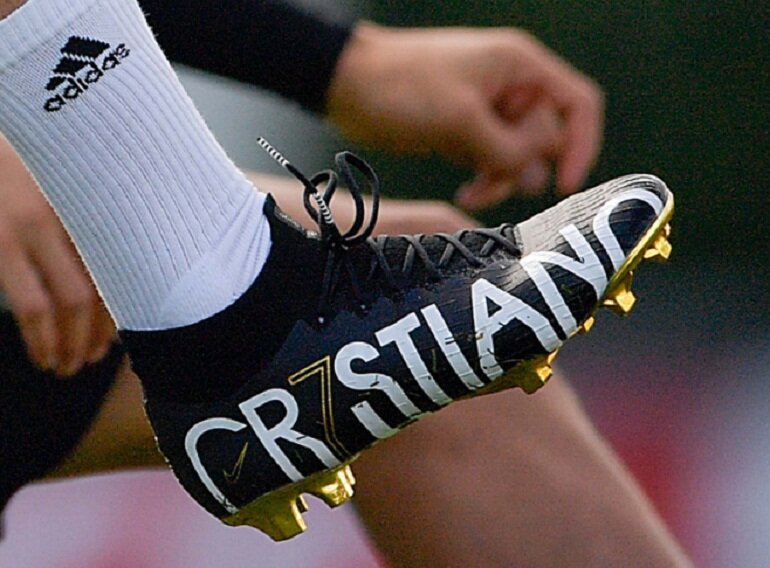 Tổng hợp giày đá bóng của Ronaldo giá bao nhiêu